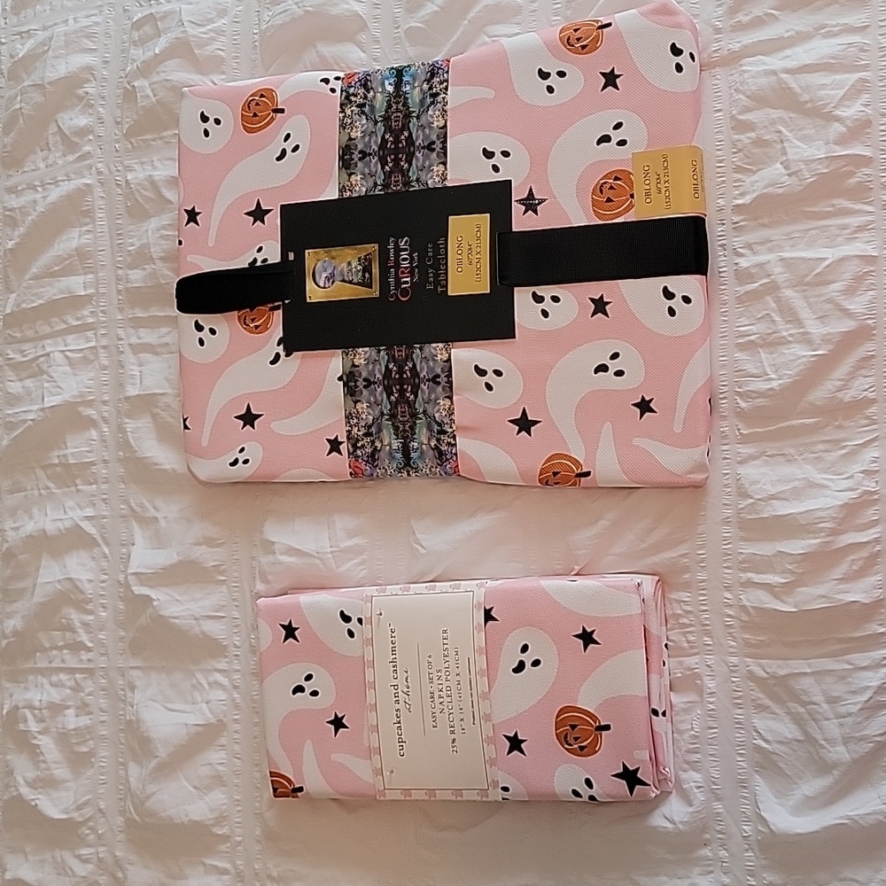 COPY - Pink Ghost Tablecloth and Napkins set - Picture 1 of 1